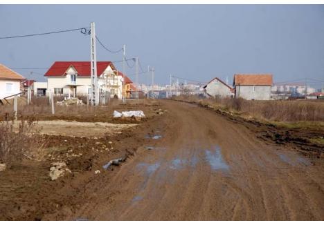 PLĂTIŢI! Locuitorii a 21 de străzi din cartierul Grigorescu datorează de anul acesta impozite majorate cu 4% pentru construcţii şi cu 100% pentru terenuri, datorită reîncadrării fiscale într-o categorie superioară după introducerea reţelelor de apă, canalizare şi iluminat. "Chiar dacă nu toţi proprietarii loturilor şi-au finalizat casele, municipalitatea şi-a făcut datoria şi a tras racorduri de apă şi canalizare pentru fiecare imobil", explică Eduard Florea, directorul economic al Primăriei 